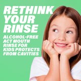 Enfant utilisant le doseur ACT Kids pour un rinçage sûr.