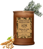 Bougie ADK balsamier et cèdre — parfum frais pour une pièce naturelle.