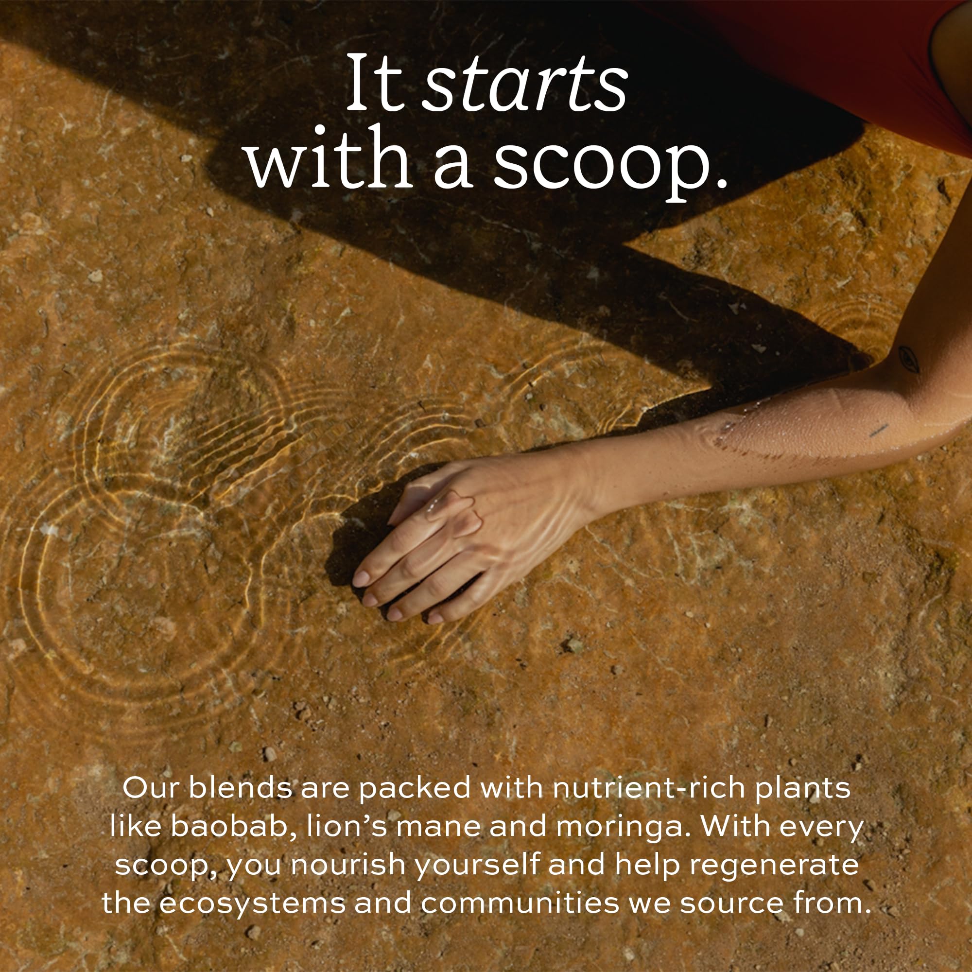 Verre Aduna Super Greens Verse : mélange homogène et facile à verser.
