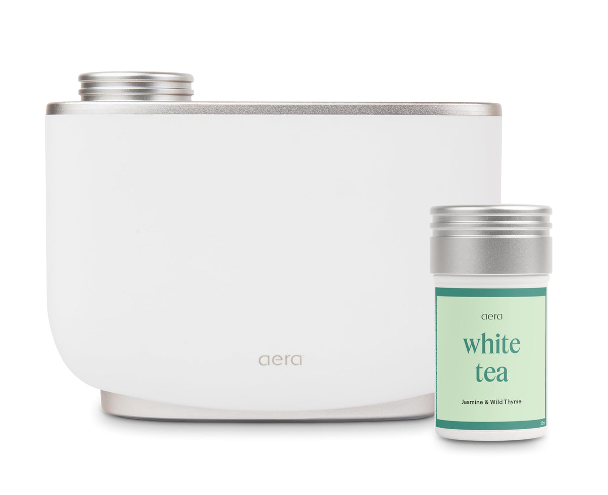 Aera diffuseur intelligent affichant White Tea pour une ambiance apaisante dans le salon.