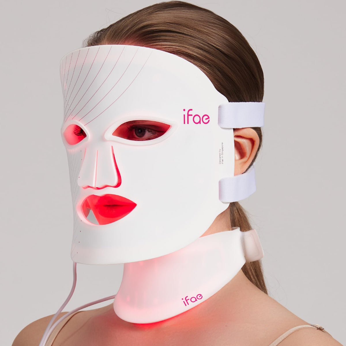 Masque Aesthifae émettant lumière rouge sur visage et cou pour un éclat potentiel.