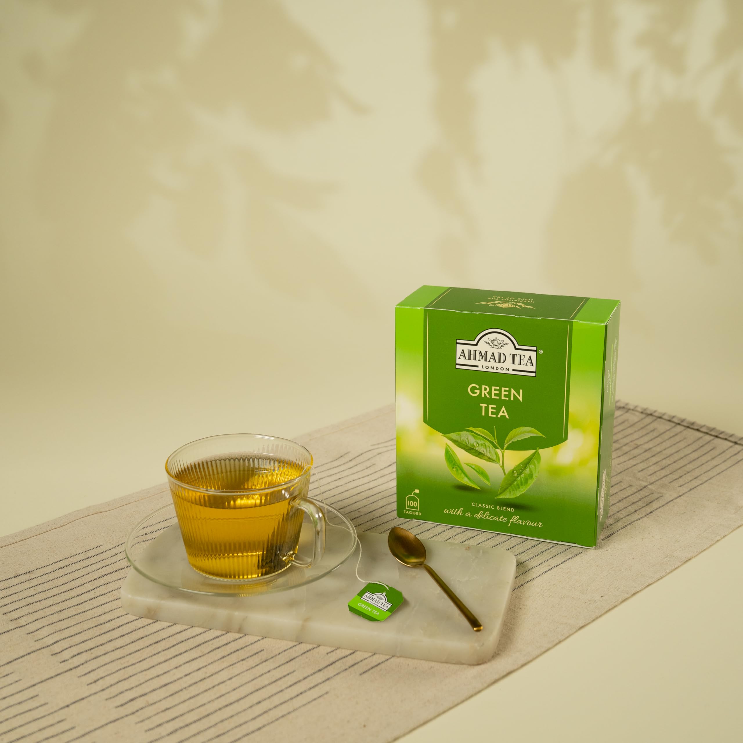 Ahmad Tea Thé Vert – feuilles vertes fraîches, dégustation naturelle et réconfortante.