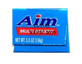 Dentifrice Aim Ultra Mint sur brosse à dents en action.