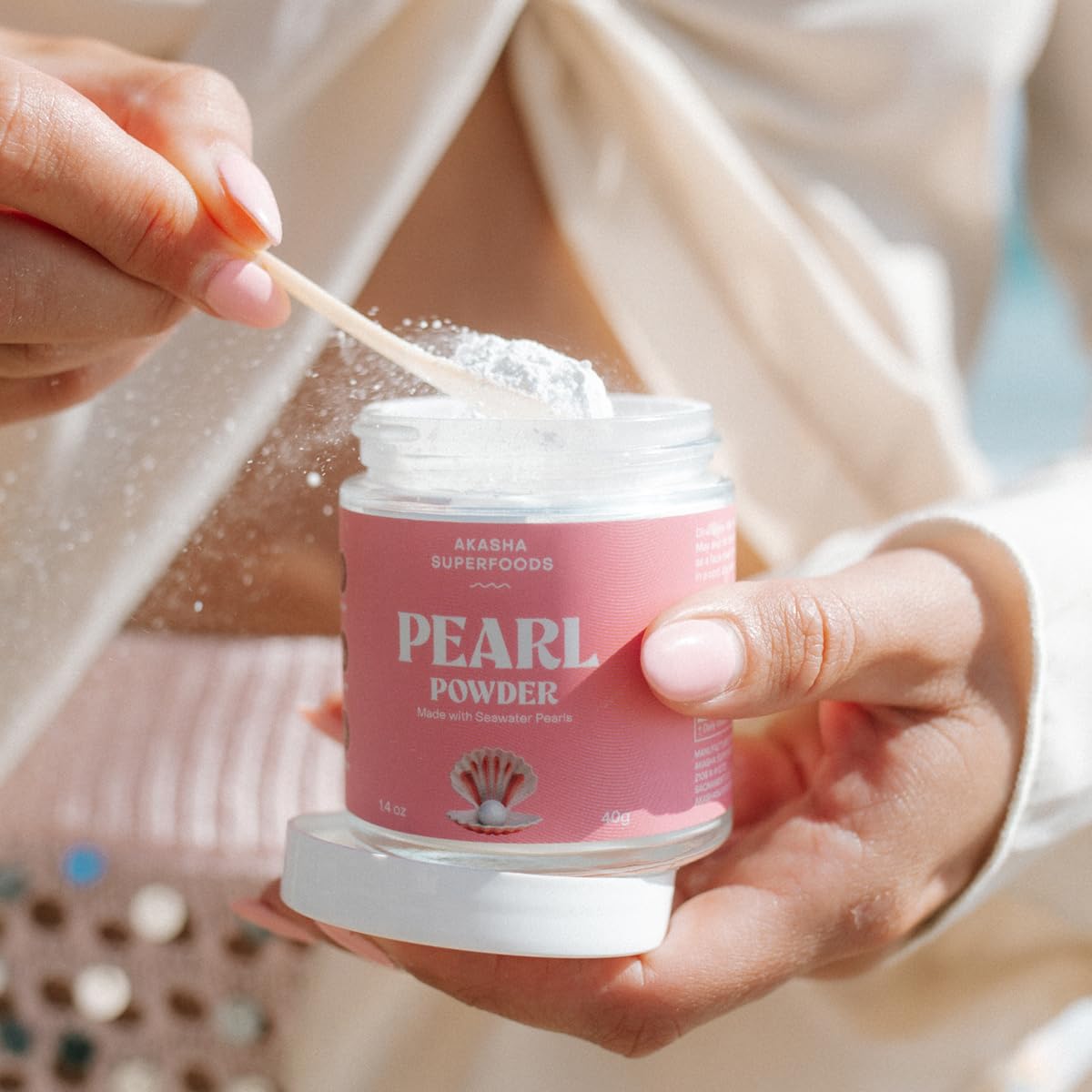 Akasha Superfoods Poudre de perles dans smoothie, texture légère qui se mêle rapidement.