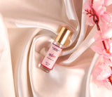 AL HASNAYN Amber Roll-On – Application sur poignet pour une senteur chaleureuse durable.