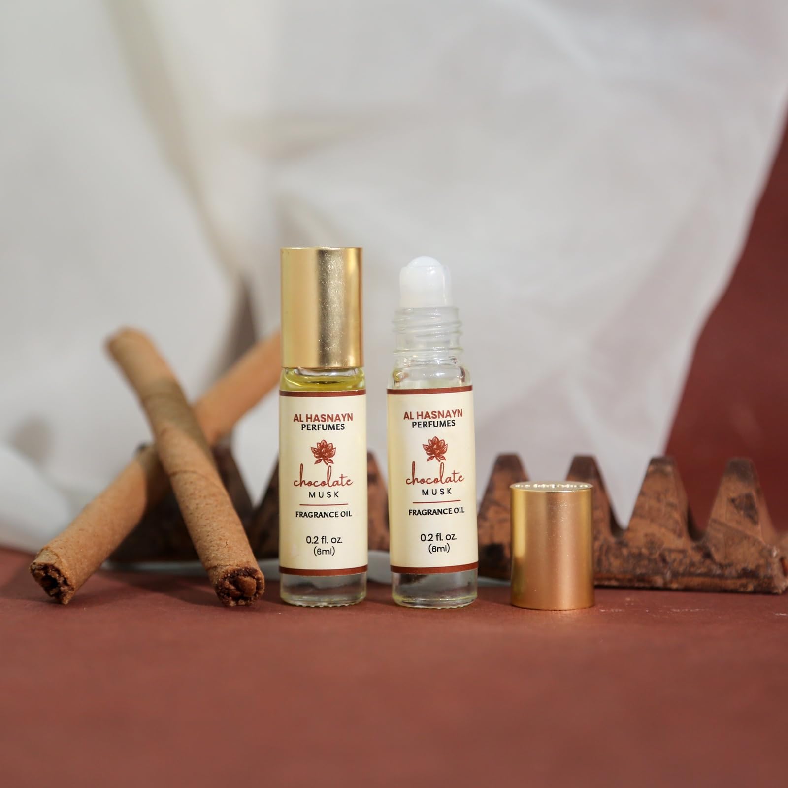 AL HASNAYN Chocolat Musqué Roll-On Romantique, parfait pour des moments privilégiés.