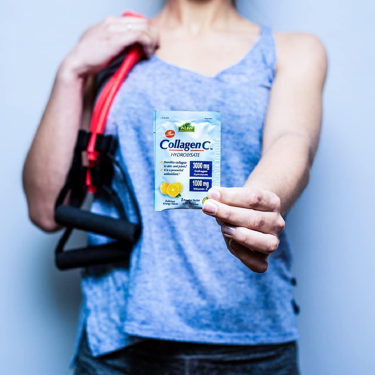 Poudre ALFA VITAMINS Collagene C Peptides versée dans un verre.
