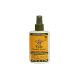 All Terrain Kids Herbal Armor: flacon pompe en action, protection naturelle lors d'une sortie en plein air.
