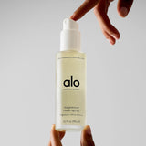 Alo Magnesium Reset – spray appliqué sur peau pour une sensation rafraîchissante et relaxante.