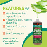 Aloe Life – versement du jus cerise et baies dans un verre.