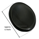Main tenant avec la pierre noire d'agate Amazing Gemstone, usage anti-stress.