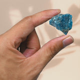 Amazing Gemstone apatite brute près d un espace de méditation