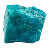 Vue rapprochée d'une apatite verte brute, Amazing Gemstone, idéale pour des créations de bricolage.