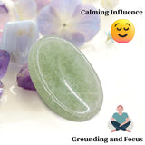 Amazing Gemstone — main tenant la pierre d'inquiétude pour la pratique consciente.
