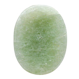 Amazing Gemstone — gros plan sur l'aventurine verte prêt pour la méditation.