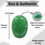 Amazing Gemstone Green Strawberry Quartz palm-stone détail, met en évidence couleur verte et soutien à la concentration.