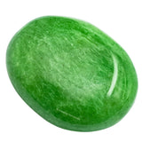 Amazing Gemstone Green Strawberry Quartz palm-stone prise en main, parfait pour le rituel quotidien.
