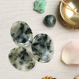 Amazing Gemstone presentee dans un ecrin – accessoire de bien-etre durable.