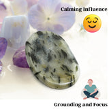 Amazing Gemstone en position de meditation – pierre palm stone pour le zen interieur.