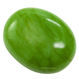Amazing Gemstone: gros plan sur la couleur verte de l'aventurine et sa texture satinée.