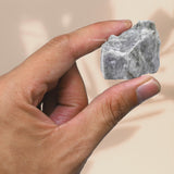 Amazing Gemstone Hackmanite : sachet velours prêt à offrir