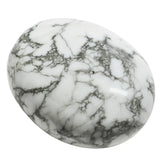 Texture et détail de la pierre palmaire Howlite pour prise en main apaisante