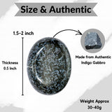 Amazing Gemstone Indigo Gabbro Palm Stone sur bureau, déco apaisante et harmonisante.