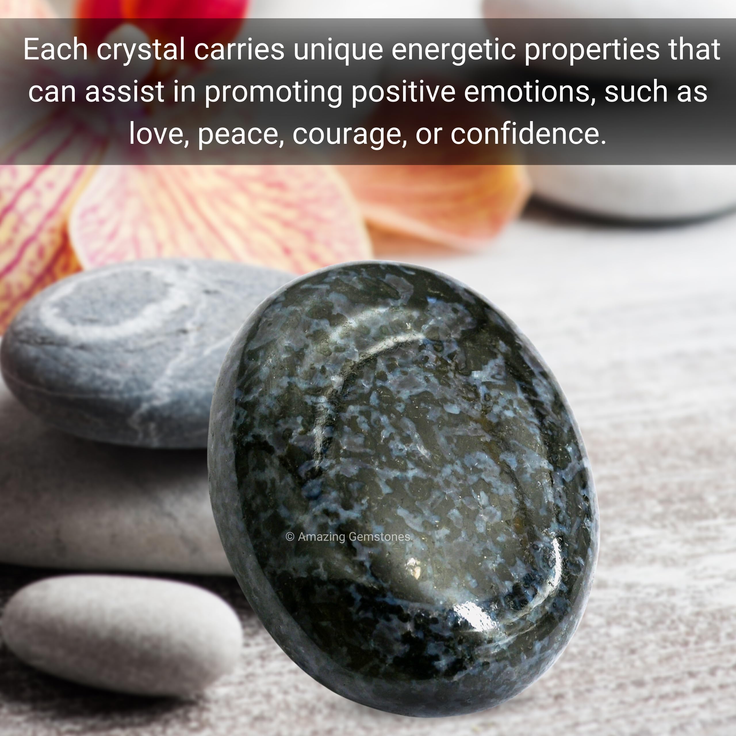 Amazing Gemstone Indigo Gabbro Palm Stone dans une grille de cristaux.