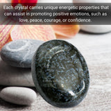 Amazing Gemstone Indigo Gabbro Palm Stone dans une grille de cristaux.