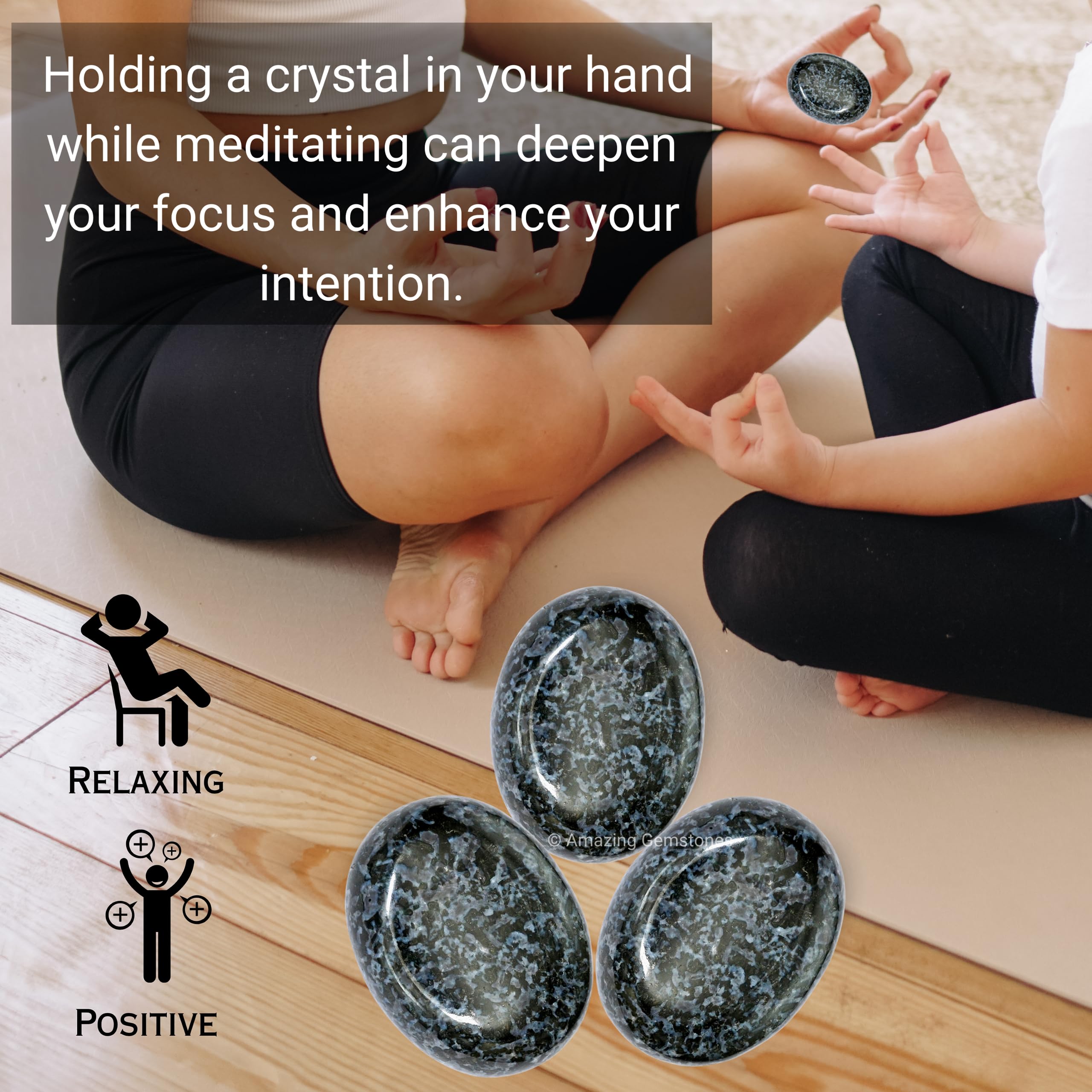 Amazing Gemstone Indigo Gabbro Palm Stone en méditation guidée pour énergie positive.