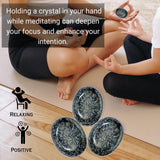 Amazing Gemstone Indigo Gabbro Palm Stone en méditation guidée pour énergie positive.