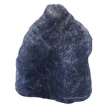 Amazing Gemstone Iolite pierre brute sur fond neutre stimule la créativité.