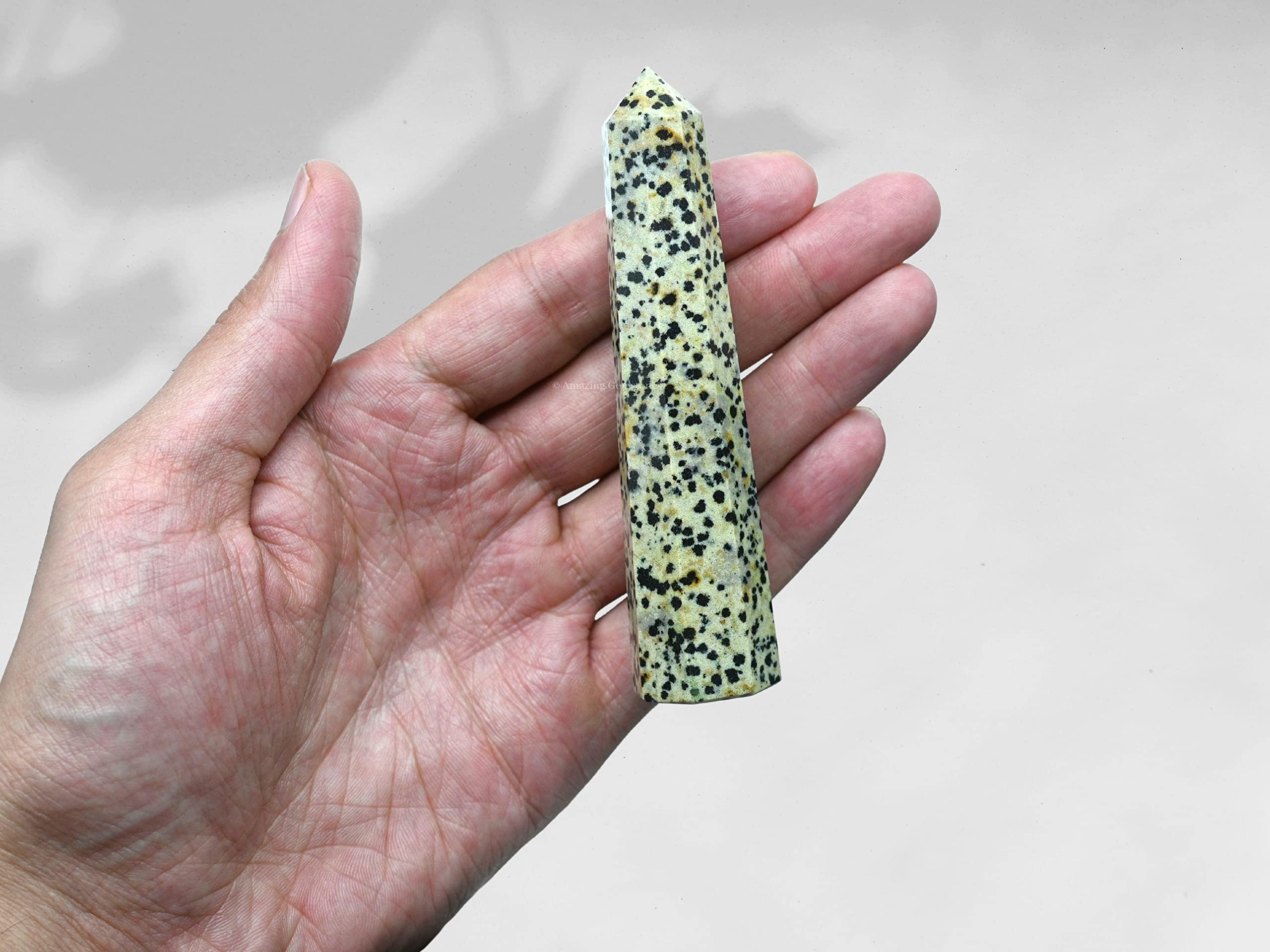 Amazing Gemstone jaspe dalmatien — pointe cristal orientée: canalisation d'énergie pour concentration