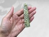 Amazing Gemstone jaspe dalmatien — pointe cristal orientée: canalisation d'énergie pour concentration