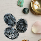 Amazing Gemstone Larvikite — pierre portable pour méditation rapide et détendue