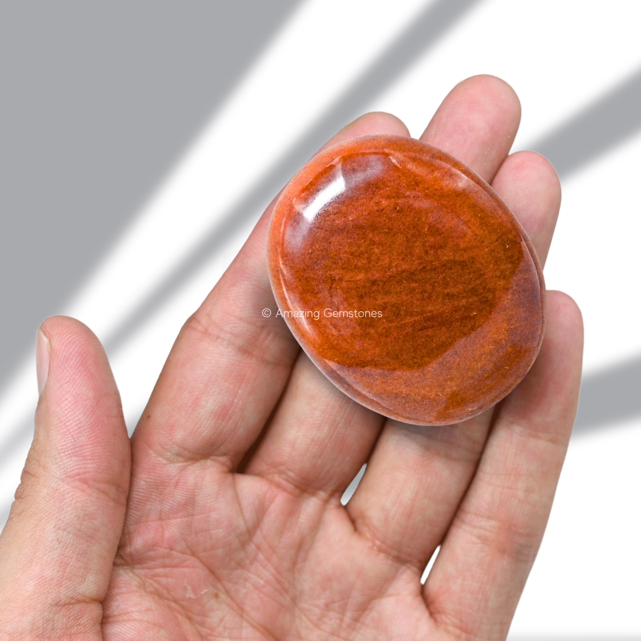 Amazing Gemstone: main lors de méditation jaspe chocolat, outil simple pour se recentrer.