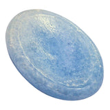 Amazing Gemstone – main tenant la pierre-inquietude bleue, prise en main confortable pour la détente.