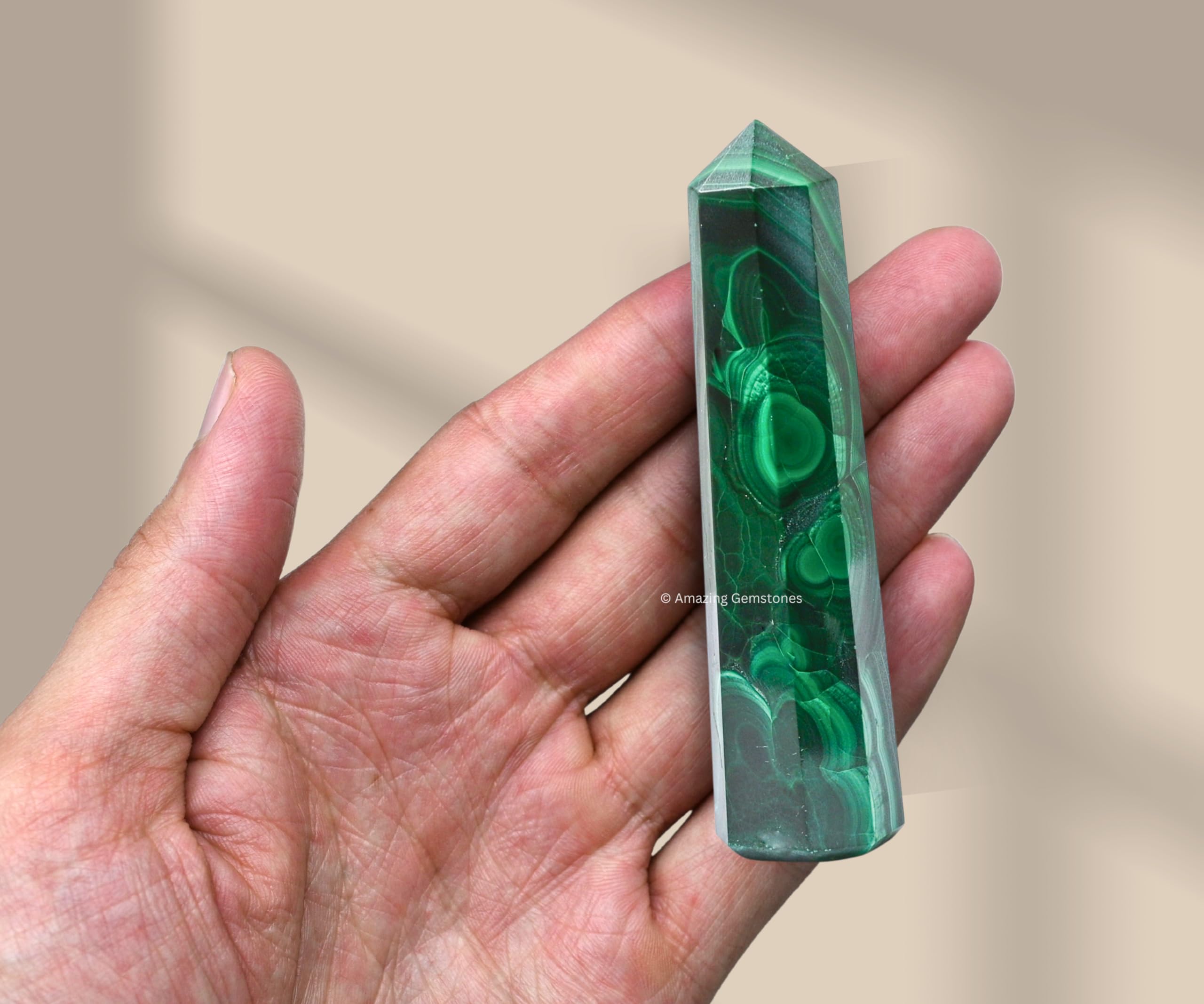 Amazing Gemstone Malachite Tower – grille cristalline centrale pour les rituels.