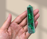 Amazing Gemstone Malachite Tower – grille cristalline centrale pour les rituels.