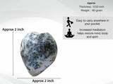 Amazing Gemstone – massage des mains avec pierre-paume dendrite opale, favorise la détente.
