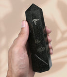 Amazing Gemstone Nuummite Méditation Relaxation, accompagne les sessions de centrage et de calme.