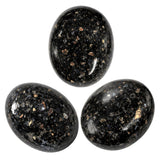Amazing Gemstone Nuummite : pierre palmaire idéale pour la méditation guidée et le Reiki.
