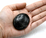 Amazing Gemstone Nuummite : pierre palmaire décorative et utile pour la pratique spirituelle.