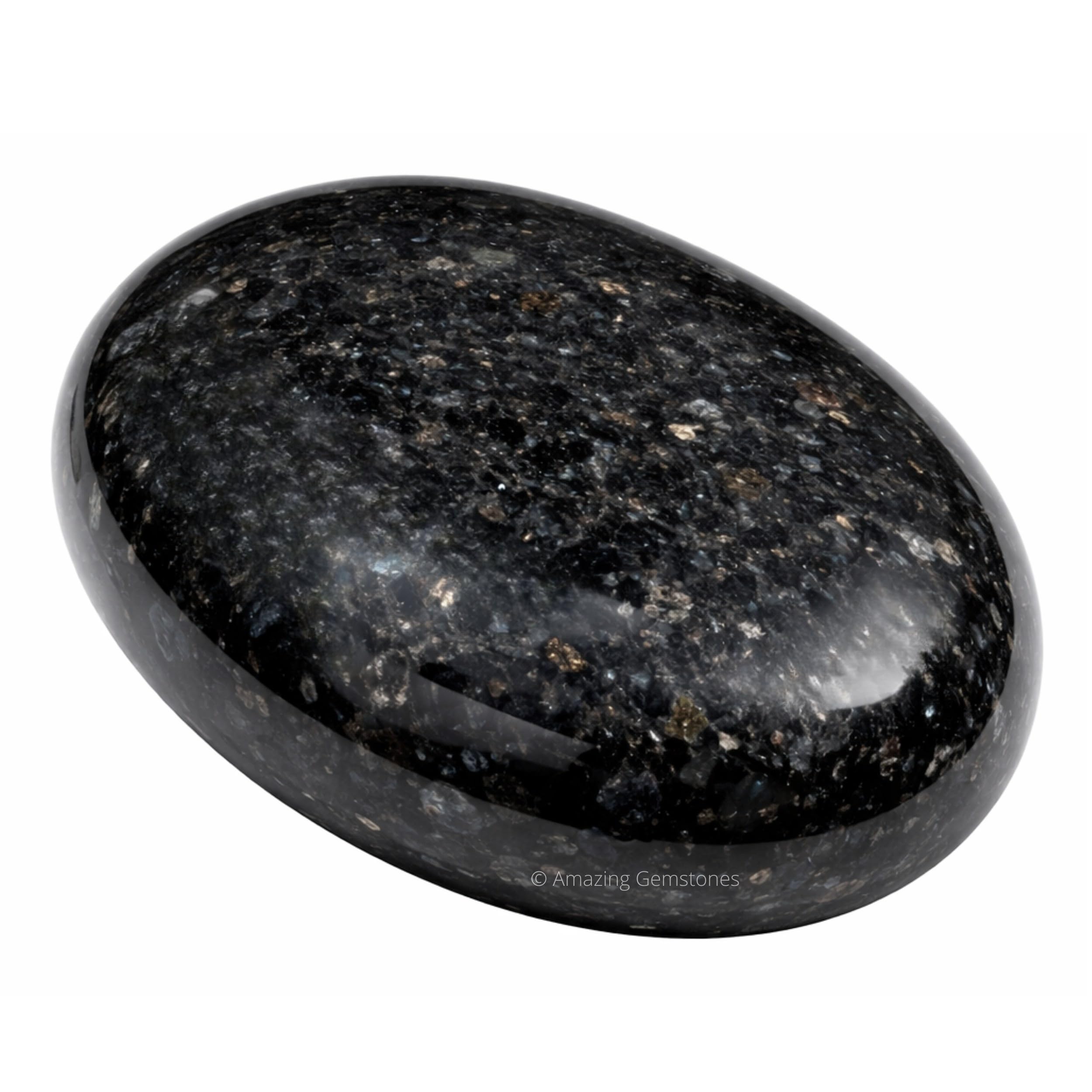 Amazing Gemstone Nuummite : pierre palmaire zen favorisant concentration et calme intérieur.