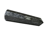 Amazing Gemstone Nuummite tours centre-grille cristal facilite méditation et intention