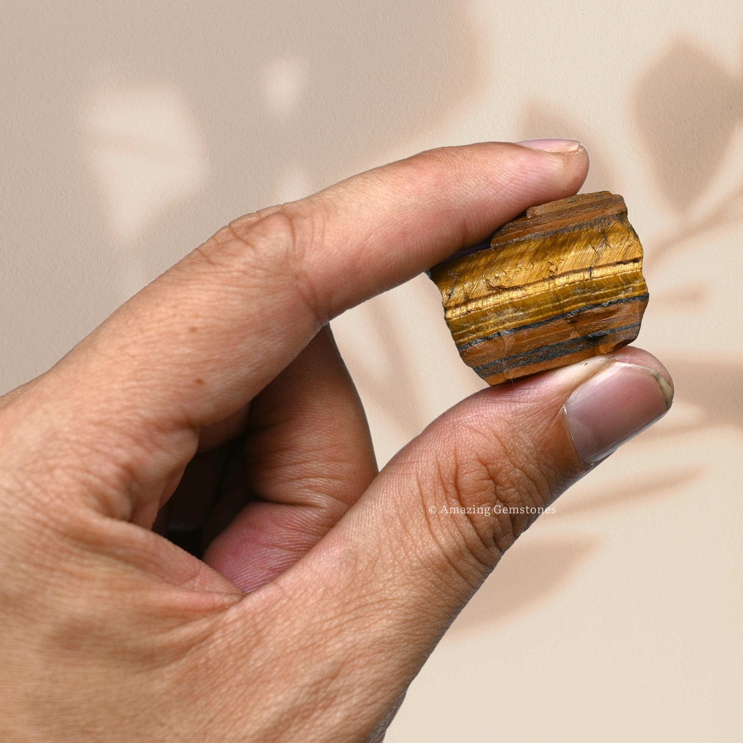 Amazing Gemstone œil-de-tigre brut – présenté dans sachet velours prêt à offrir.