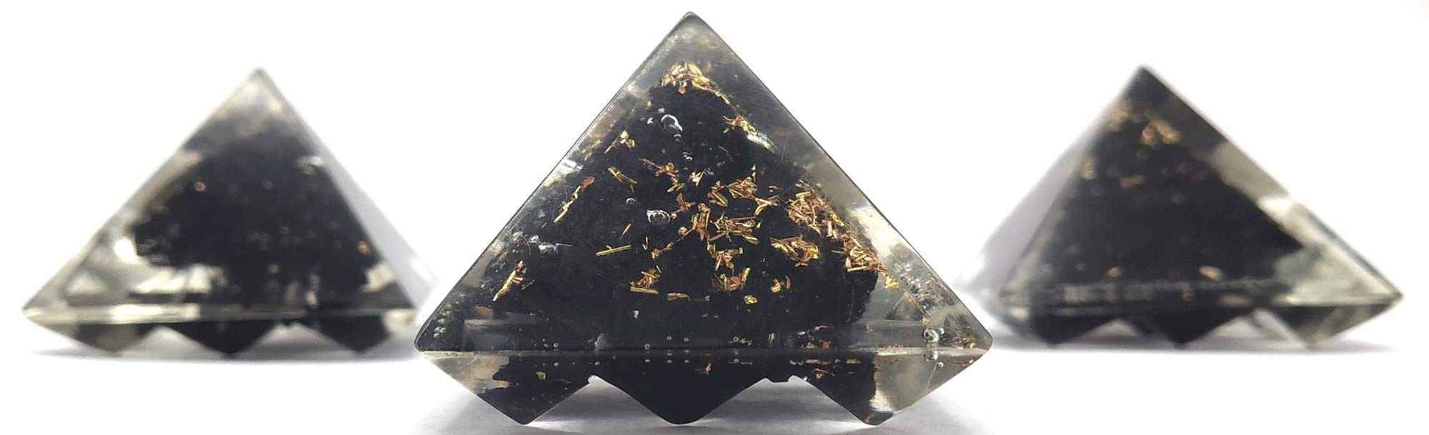 Pyramide orgonite Amazing Gemstone 30mm avec cristaux, ambiance zen potentielle.