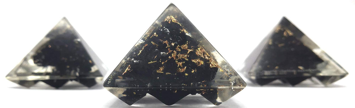 Pyramide orgonite Amazing Gemstone 30mm avec cristaux, ambiance zen potentielle.
