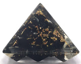 Bobine en cuivre sur l’avant de la pyramide Amazing Gemstone pour boosted énergie.