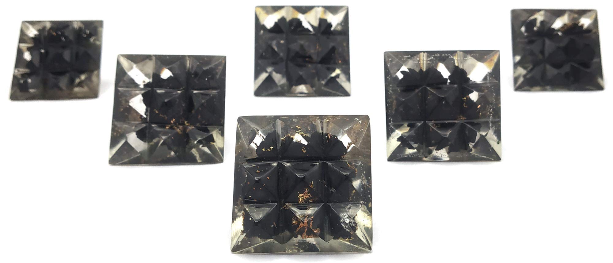 Cristaux lemuriens dans la pyramide orgonite Amazing Gemstone, effet visuel apaisant.